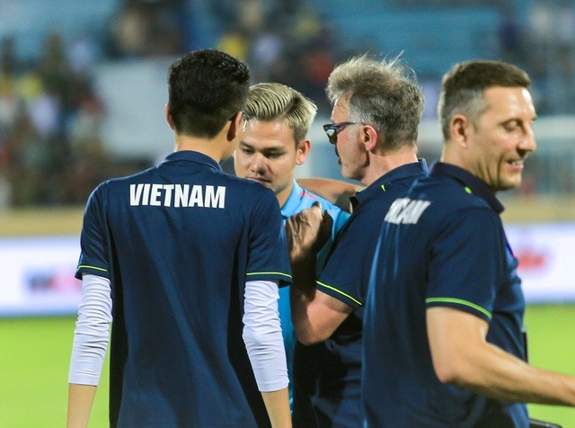 Ông dành thời gian trao đổi với hậu vệ Hồ Tấn Tài.