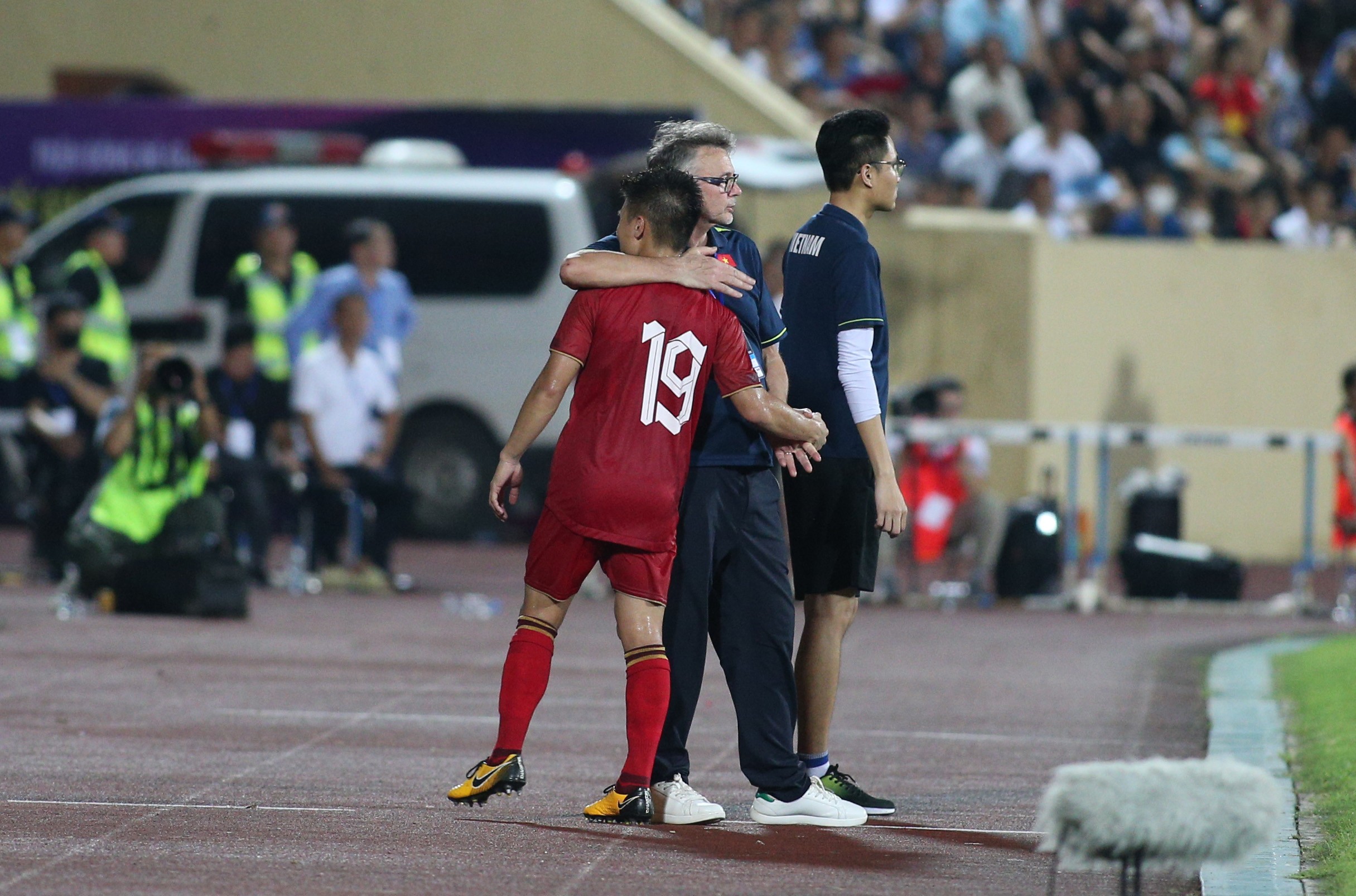 Phút 84, Quang Hải rời sân nhường chỗ cho Đinh Thanh Bình. Anh nhận được sự cổ vũ nhiệt tình trên sân Thiên Trường. Ngoài sân, HLV Troussier đứng chờ sẵn bắt tay và ôm Quang Hải. Rõ ràng, chiến lược gia người Pháp hiểu rõ tầm quan trọng và những gì Quang Hải có thể làm được cho ĐT Việt Nam.