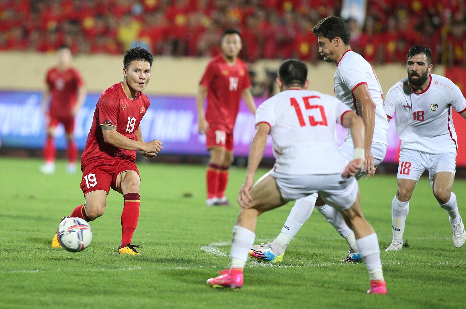 Từ ngày nhậm chức ĐT Việt Nam, HLV Troussier luôn dành sự quan tâm đặc biệt cho Quang Hải. Ông trực tiếp gặp Quang Hải ở Pau FC, đưa ra những lời bảo vệ, động viên cho tiền vệ 26 tuổi.