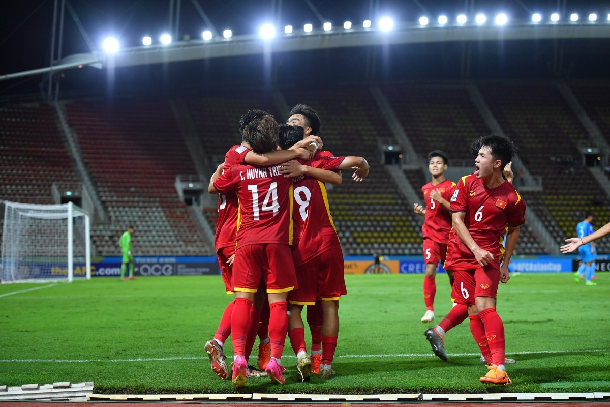 Trận đấu giữa U17 Việt Nam và U17 Uzbekistan sẽ diễn ra vào 19h00 tối nay (23/6) trên SVĐ Thammasat. Trận đấu giữa U17 Việt Nam và U17 Uzbekistan sẽ diễn ra vào 19h00 tối nay (23/6) trên SVĐ Thammasat.