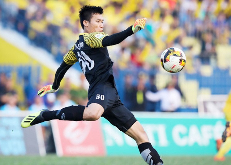 Sau thành công cùng U23 Việt Nam tại giải đấu ở Thường Châu, Trung Quốc. Cái tên Bùi Tiến Dũng lên như diều gặp gió và được CLB giàu truyền thống nhất V.League, CLB Hà Nội chiêu mộ.