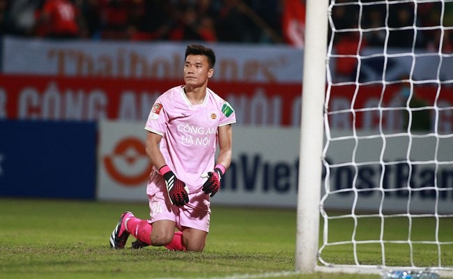 Sau đó, thủ thành quê Thanh Hóa được CLB Công an Hà Nội chiêu mộ nhưng chỉ là sự lựa chọn thứ 3 sau Patrik Lê Giang và Đỗ Sỹ Huy.