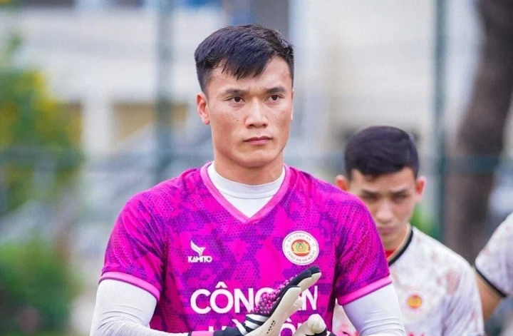 Mới đây, Bùi Tiến Dũng đề bạt nguyện vọng ra đi sau khi CLB Công an Hà Nội sắp có sự phục vụ của Filip Nguyễn. Anh muốn trở lại CLB TP.HCM để tìm cơ hội thi đấu cũng như được gần vợ con.