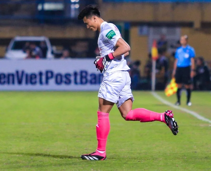 Nhưng đội bóng áo lính chưa đưa ra quyết định vì Filip Nguyễn và Patrick Lê Giang đều chưa có quốc tịch Việt Nam. Theo quy định của giải, CLB Công an Hà Nội chỉ có thể đăng kí một cầu thủ nước ngoài gốc Việt Nam ở giai đoạn lượt về. Do đó, nếu sử dụng Filip Nguyễn, đội bóng này buộc phải gạt Patrik Lê Giang. Như vậy, nếu không chiêu mộ thủ môn khác, họ phải giữ Bùi Tiến Dũng để đảm bảo 2 thủ môn dự phòng.