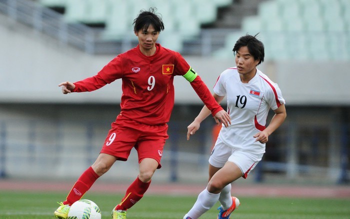 2. Trần Thị Thuỳ Trang (tiền vệ, sinh ngày 8/8/1988): Giàu kinh nghiệm và khả năng lãnh đạo, Thùy Trang được HLV Mai Đức Chung gọi là 'hình mẫu lý tưởng cho các cầu thủ trẻ noi theo'. Cầu thủ này luôn mang tinh thần chiến đấu không biết mệt mỏi, là chỗ dựa vững chắc cho các đồng đội. Chơi ở World Cup, sự điềm tĩnh của Thùy Trang khi cầm bóng là chìa khóa giúp ĐT nữ Việt Nam giữ bóng và giảm tải áp lực. 