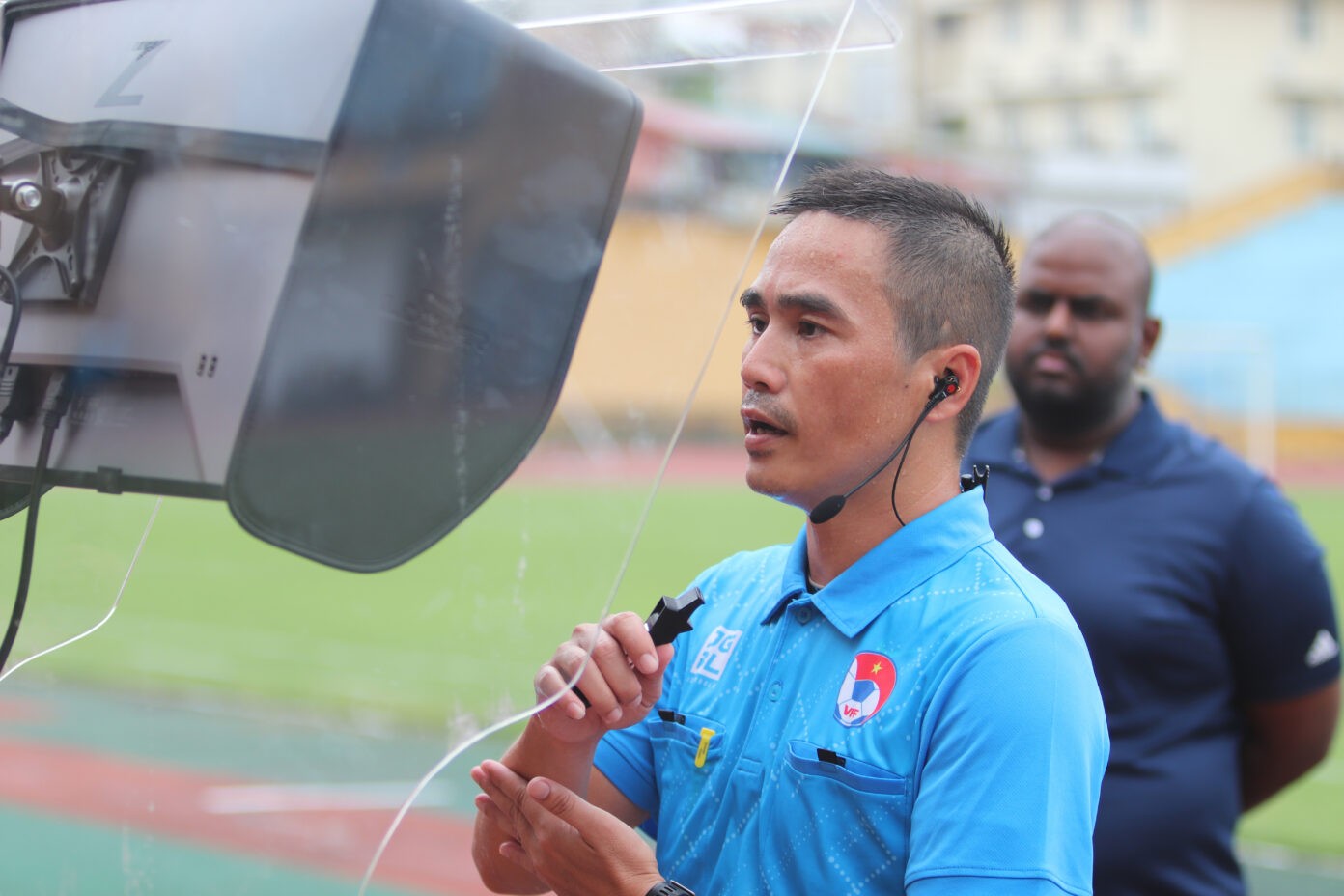 Trọng tài Mai Xuân Hùng thực hành xem lại tình huống dưới sự quan sát của chuyên gia FIFA Bhaveshan Moorghen. Trọng tài Mai Xuân Hùng thực hành xem lại tình huống dưới sự quan sát của chuyên gia FIFA Bhaveshan Moorghen.