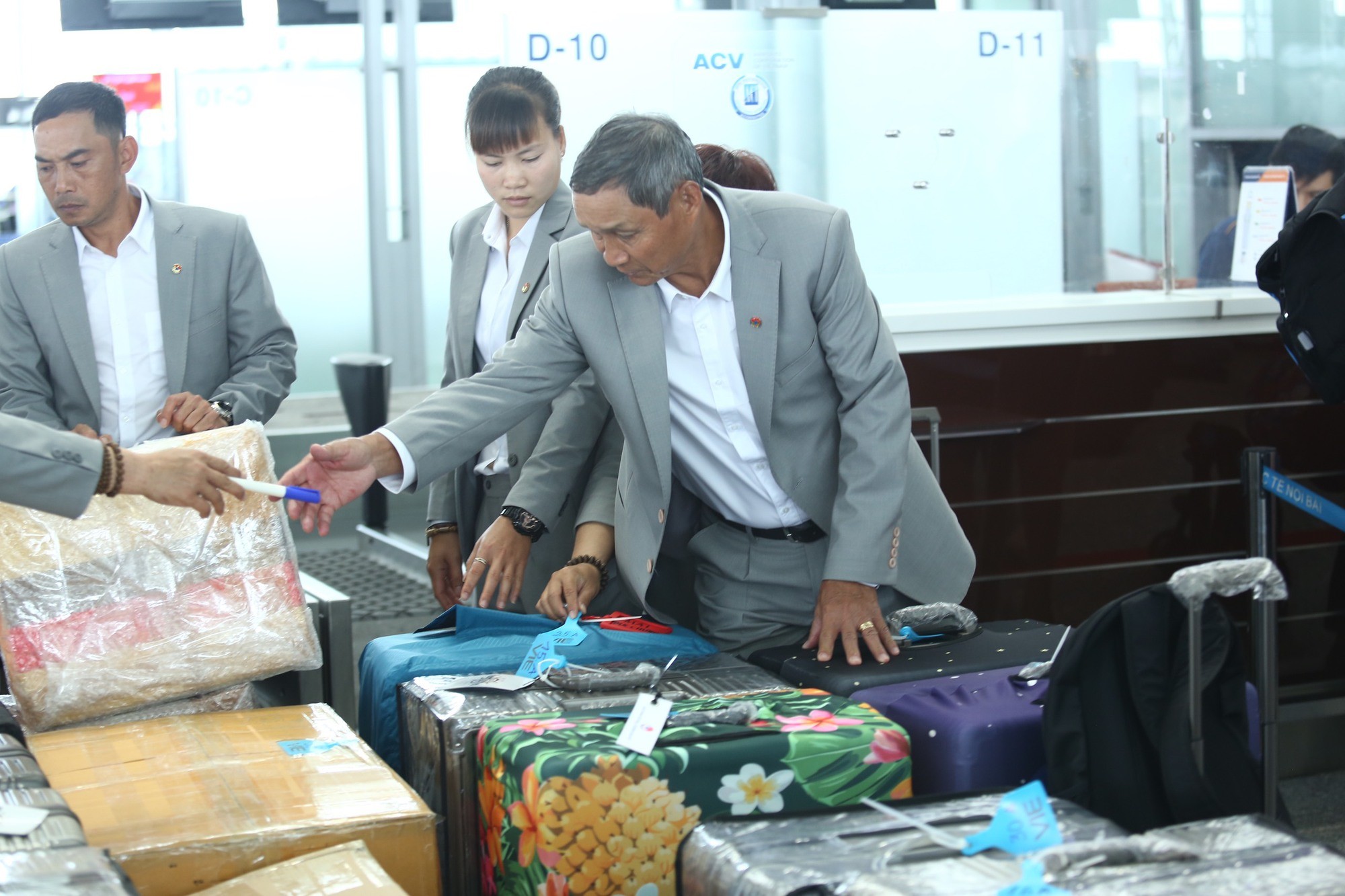 Hành lý rất nhiều, một thành viên trong đội nói vui rằng: 'Chúng em mang núi hành lý đến World Cup. Vì bên đó đang là mùa đông nên phải đem nhiều áo ấm'. 