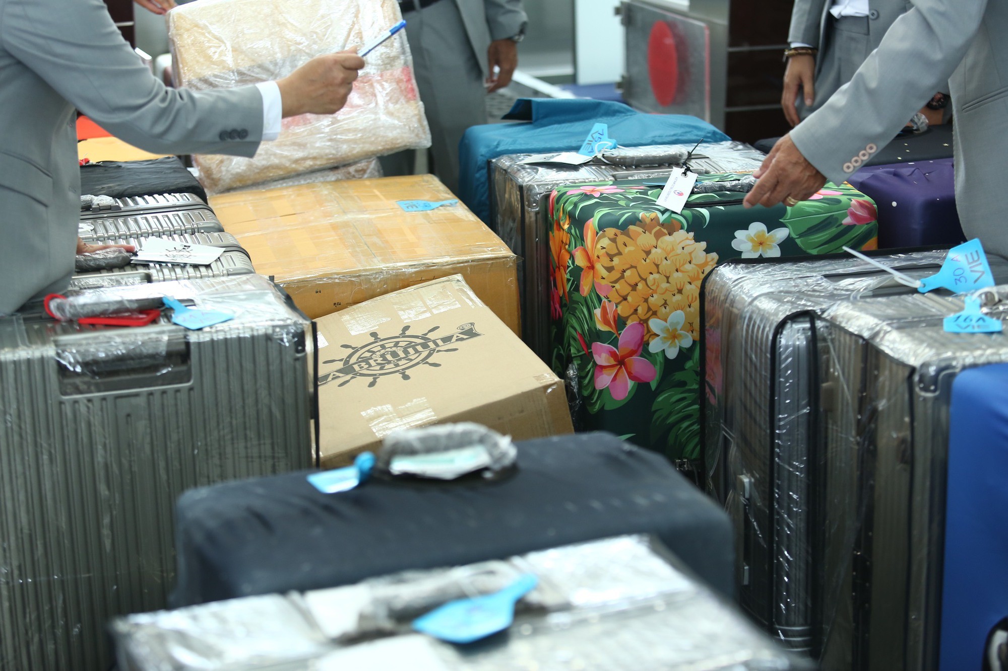 HLV Mai Đức Chung đích thân kiểm tra cẩn thận hành lý của đội tuyển.