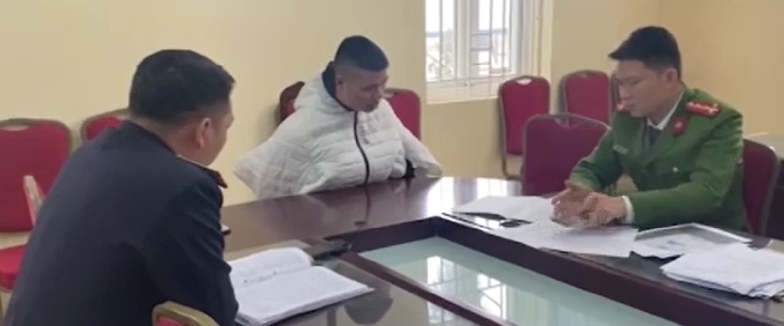 Đào Văn Thắng dùng thủ đoạn lừa đảo các nữ sinh đi phát tờ rơi để thực hiện hành vi. Ảnh: ANTV