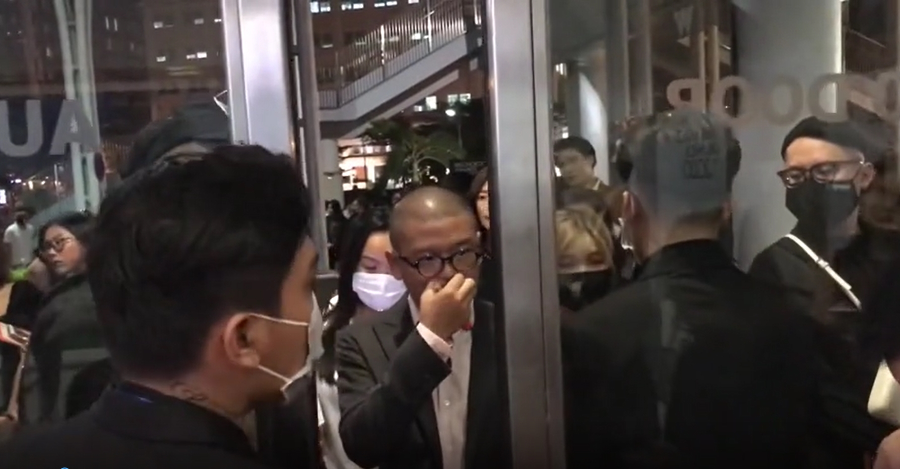 Quản lý của Đen Vâu với vé mời tham dự chương trình trên tay nhưng không được cho vào