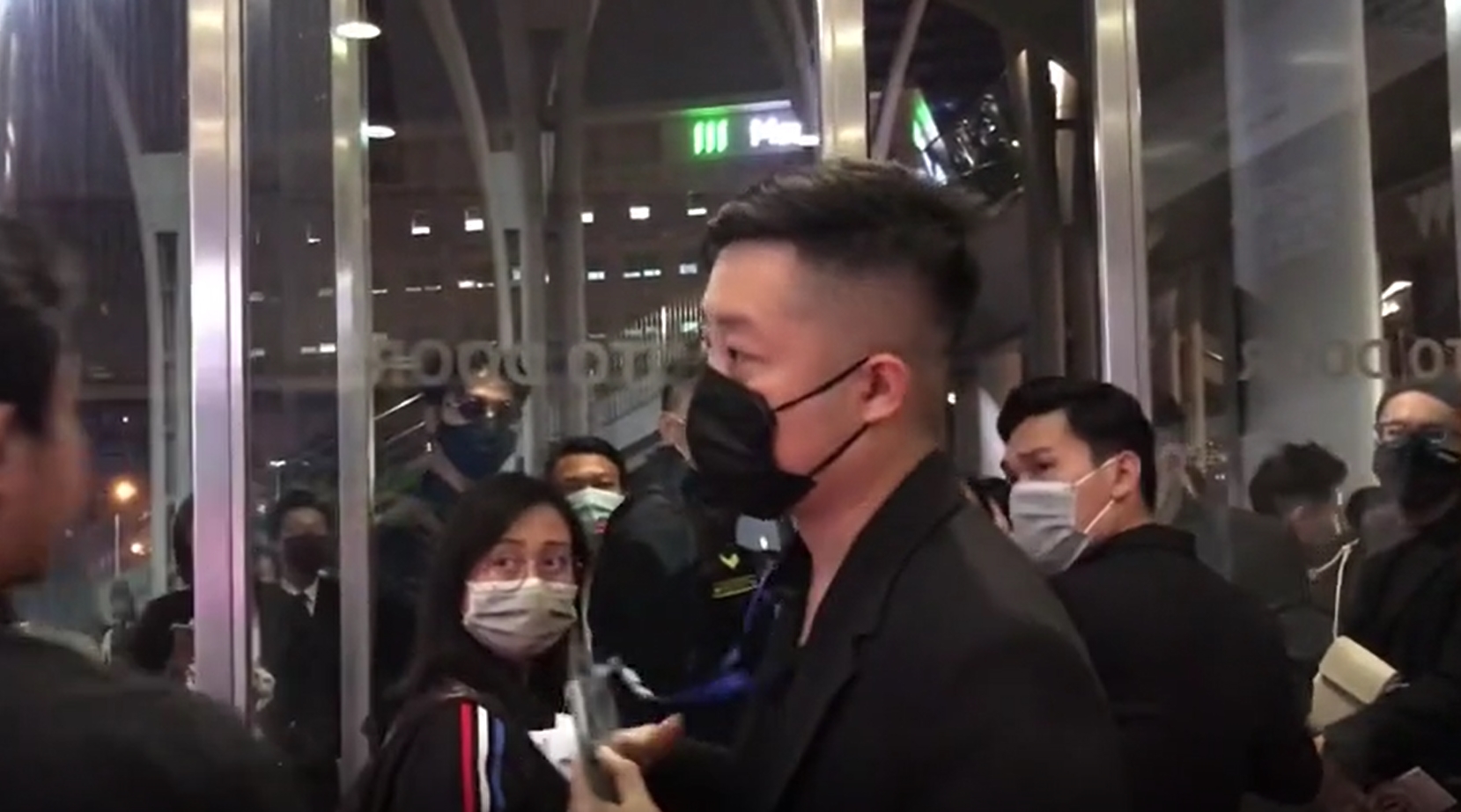 Ở thời điểm này, đội trưởng đội an ninh có ra quát lớn yêu cầu không ai được vào cửa này. Có thể thấy Đen Vâu là người đeo kính đen và khẩu trang đen đứng đằng xa, quan sát toàn bộ sự việc