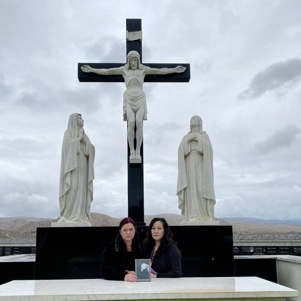 Xót xa hình ảnh vợ cố nghệ sĩ Chí Tài mắt sưng húp thăm mộ chồng sau 1 tháng ngày mất  - Ảnh 6