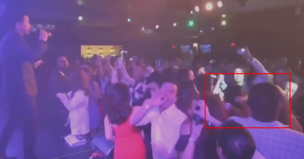 Bất ngờ trong đám đông bên dưới, có hai khán giả nữ lao vào ẩu đả