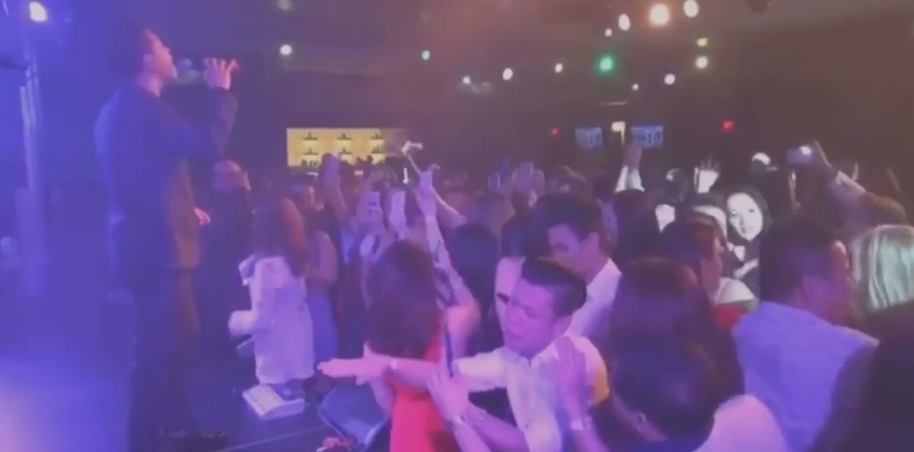 Nam ca sĩ đang hăng say biểu diễn trên sân khấu