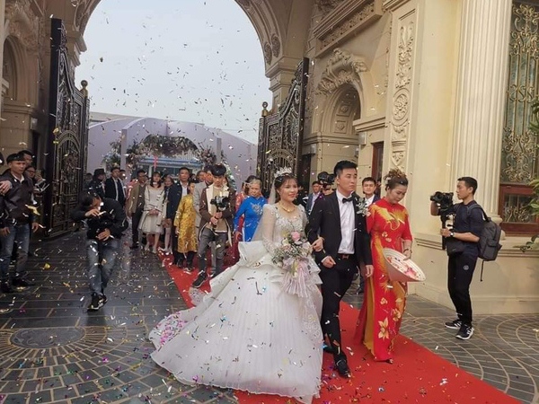 Đám cưới 'khủng' trong lâu đài dát vàng ở Ninh Bình: Cô dâu và chú rể cuối cùng cũng lộ diện - Ảnh 5 Đám cưới 'khủng' trong lâu đài dát vàng ở Ninh Bình: Cô dâu và chú rể cuối cùng cũng lộ diện - Ảnh 5