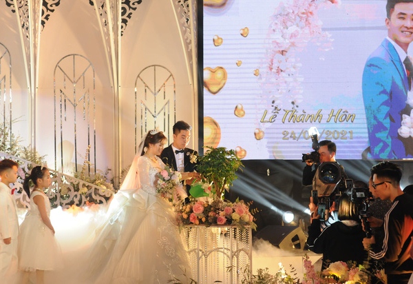 Đám cưới 'khủng' trong lâu đài dát vàng ở Ninh Bình: Cô dâu và chú rể cuối cùng cũng lộ diện - Ảnh 6 Đám cưới 'khủng' trong lâu đài dát vàng ở Ninh Bình: Cô dâu và chú rể cuối cùng cũng lộ diện - Ảnh 6