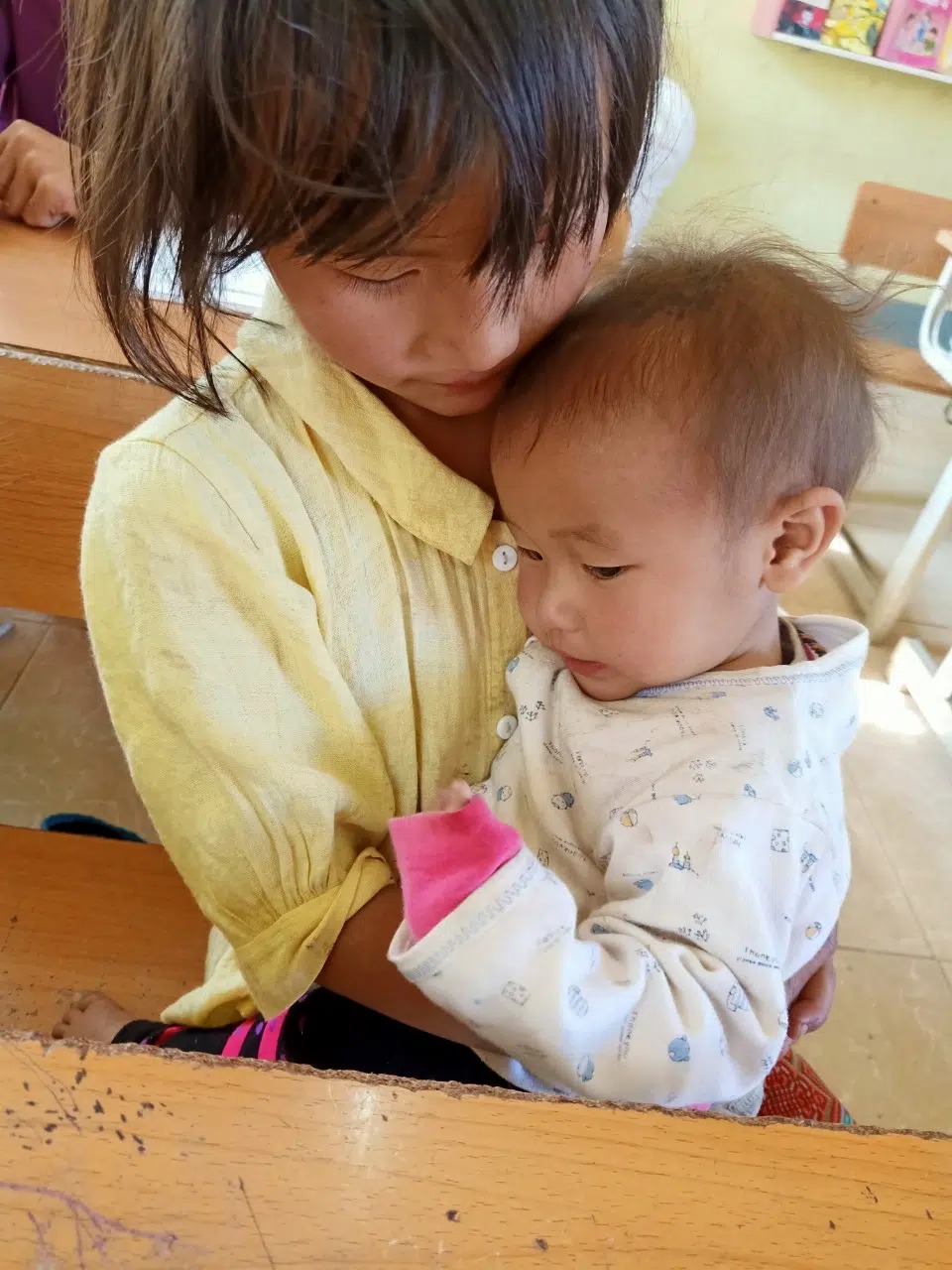 Em gái lớp 4 địu em đến lớp học cùng, khát sữa mẹ khóc ngặt cả chiều  - Ảnh 3