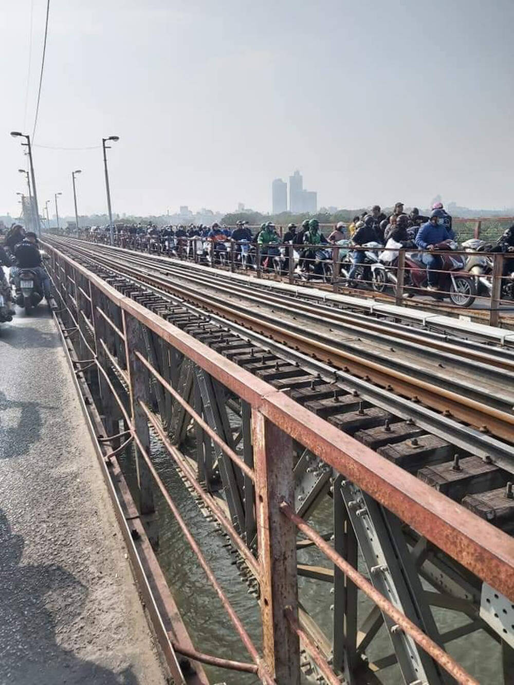 Hiện trường nơi nam thanh niên nhảy xuống sông. Ảnh: Internet