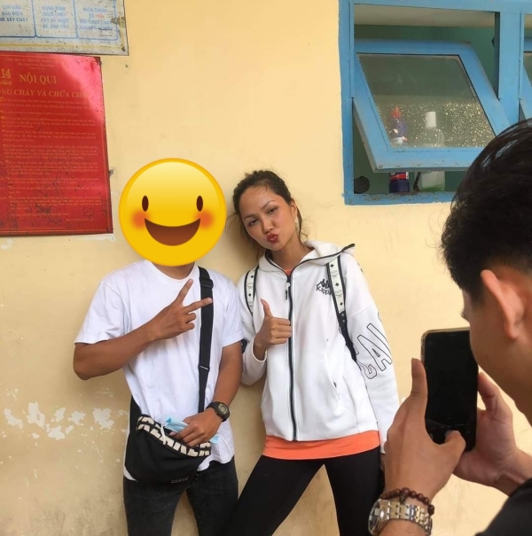 H'Hen Niê tạo dáng chụp ảnh cùng fan hâm mộ trước kì thi lấy giấy phép lái xe