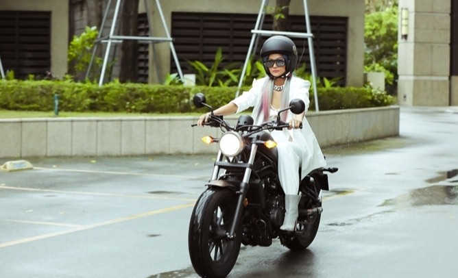 Nàng hậu có đam mê với dòng xe phân khối lớn