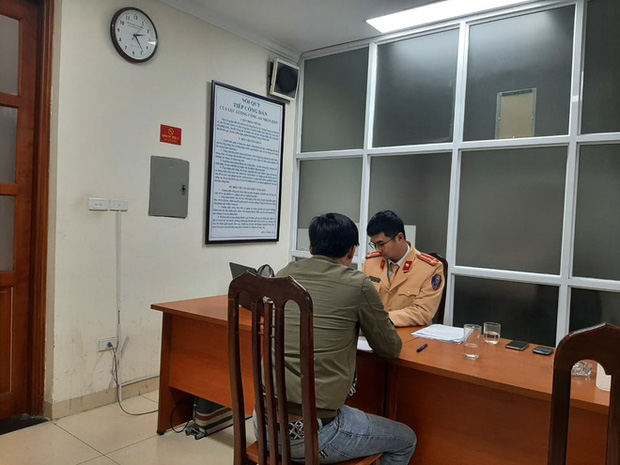 Nam tài xế vi phạm tại trụ sở công an. Ảnh: Internet
