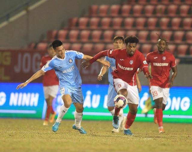 M.U đổ lỗi cho trọng tài sau trận thua; trận đấu đầu tiên của V.League phải hoãn vì Covid-19 - Ảnh 1 M.U đổ lỗi cho trọng tài sau trận thua; trận đấu đầu tiên của V.League phải hoãn vì Covid-19 - Ảnh 1