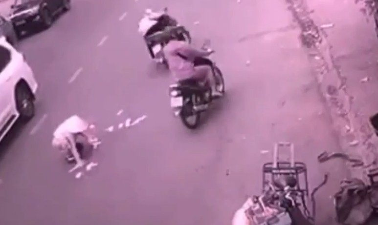 Mẹ đơn thân làm rơi 30 triệu đồng bị người qua đường nhặt hết sạch: Những kẻ 'hôi của' sẽ bị xử lý nghiêm - Ảnh 3 Mẹ đơn thân làm rơi 30 triệu đồng bị người qua đường nhặt hết sạch: Những kẻ 'hôi của' sẽ bị xử lý nghiêm - Ảnh 3