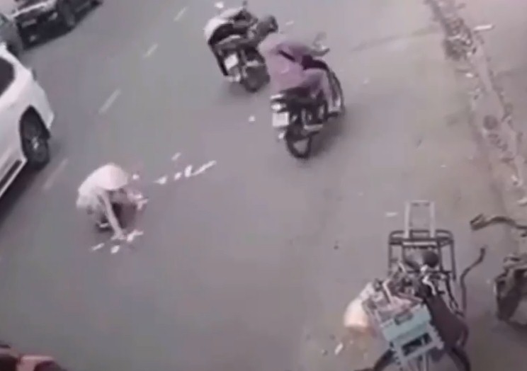 Mẹ đơn thân làm rơi 30 triệu đồng bị người qua đường nhặt hết sạch: Những kẻ 'hôi của' sẽ bị xử lý nghiêm - Ảnh 1 Mẹ đơn thân làm rơi 30 triệu đồng bị người qua đường nhặt hết sạch: Những kẻ 'hôi của' sẽ bị xử lý nghiêm - Ảnh 1