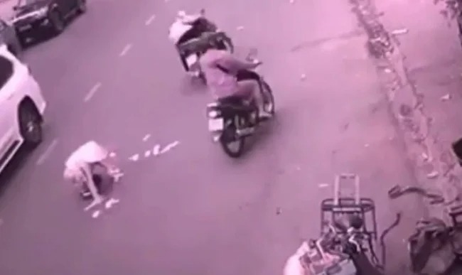 Công an TP HCM truy tìm những người 'hôi của' sau khi bà mẹ đơn thân đánh rơi 30 triệu trên đường - Ảnh 2 Công an TP HCM truy tìm những người 'hôi của' sau khi bà mẹ đơn thân đánh rơi 30 triệu trên đường - Ảnh 2