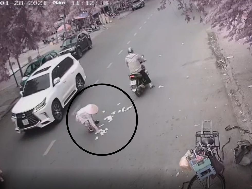 Người phụ nữ bán nước ở gần đó là người đầu tiên và cũng là người nhặt được nhiều tiền nhất. Người phụ nữ bán nước ở gần đó là người đầu tiên và cũng là người nhặt được nhiều tiền nhất.
