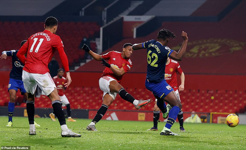 Dù chỉ thi đấu 45' nhưng Martial đã có cho mình một cú đúp