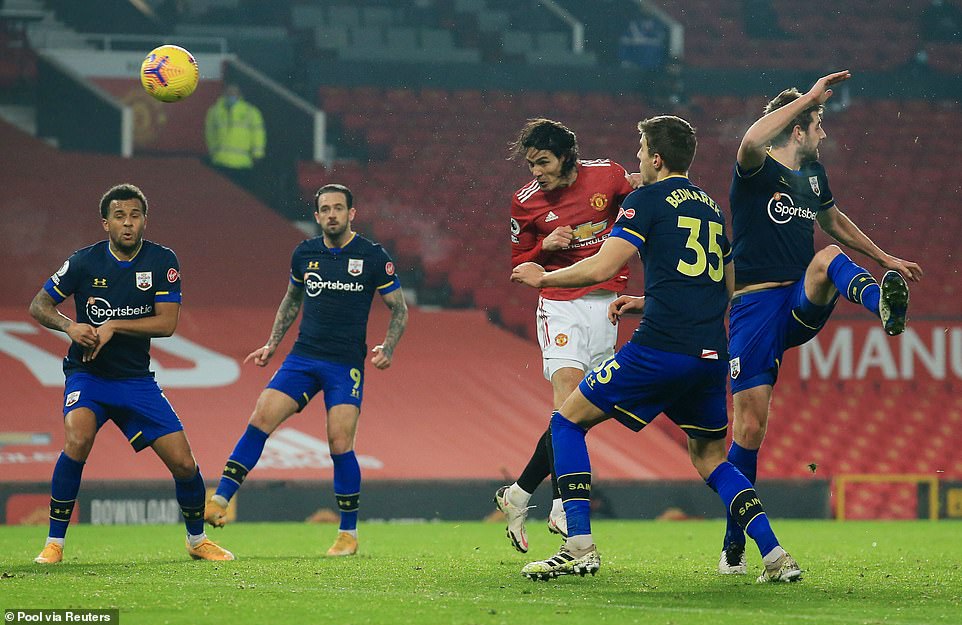 Cavani kịp ghi dấu ấn trước khi rời sân đầu hiệp 2