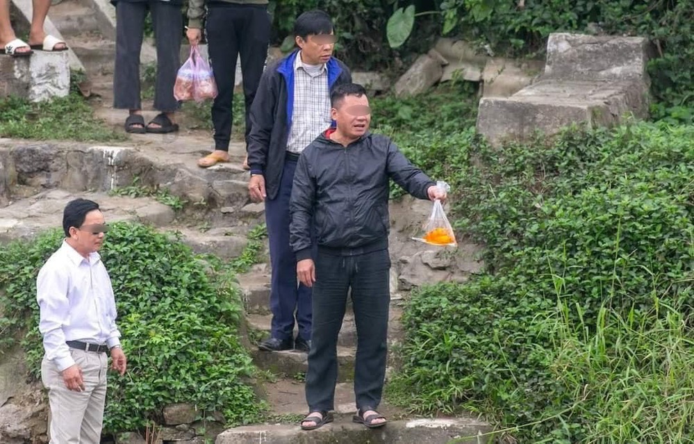 Thả cá tiễn ông Công ông Táo, người đàn ông 'cạn lời' vì 'cá tặc' đi thuyền chờ sẵn để chích điện - Ảnh 3