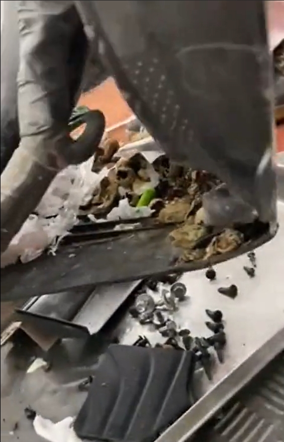 Cuối năm đem xe đi bảo dưỡng, chị em khiến thợ máy hốt hoảng vì đống rác nằm trong xe tay ga - Ảnh 1