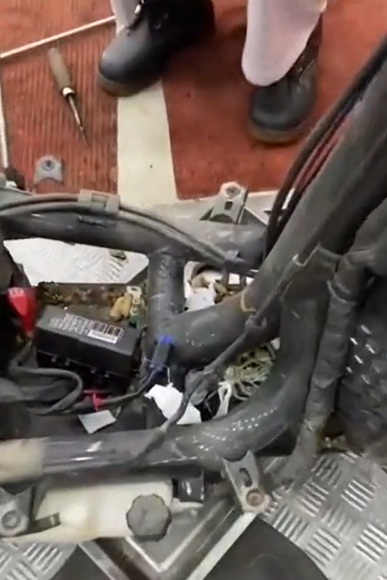 Cuối năm đem xe đi bảo dưỡng, chị em khiến thợ máy hốt hoảng vì đống rác nằm trong xe tay ga - Ảnh 3