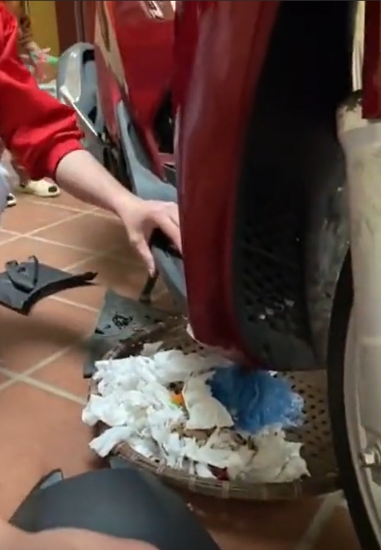 Cuối năm đem xe đi bảo dưỡng, chị em khiến thợ máy hốt hoảng vì đống rác nằm trong xe tay ga - Ảnh 4