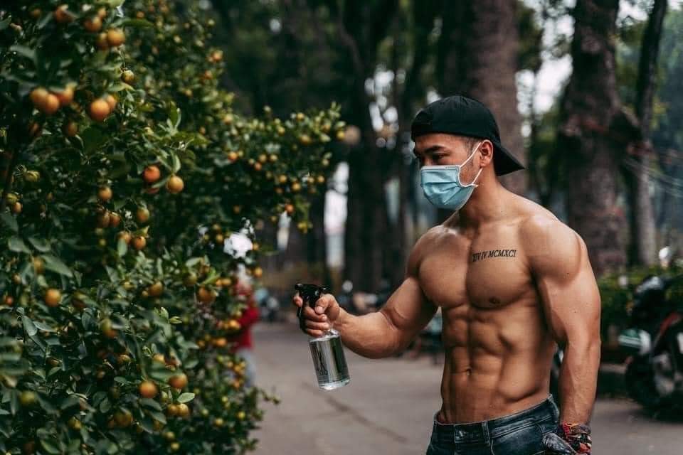 Sau soái ca bán dưa hấu, đến lượt hot boy 8 múi đi bán quất khiến dân tình điên đảo - Ảnh 3