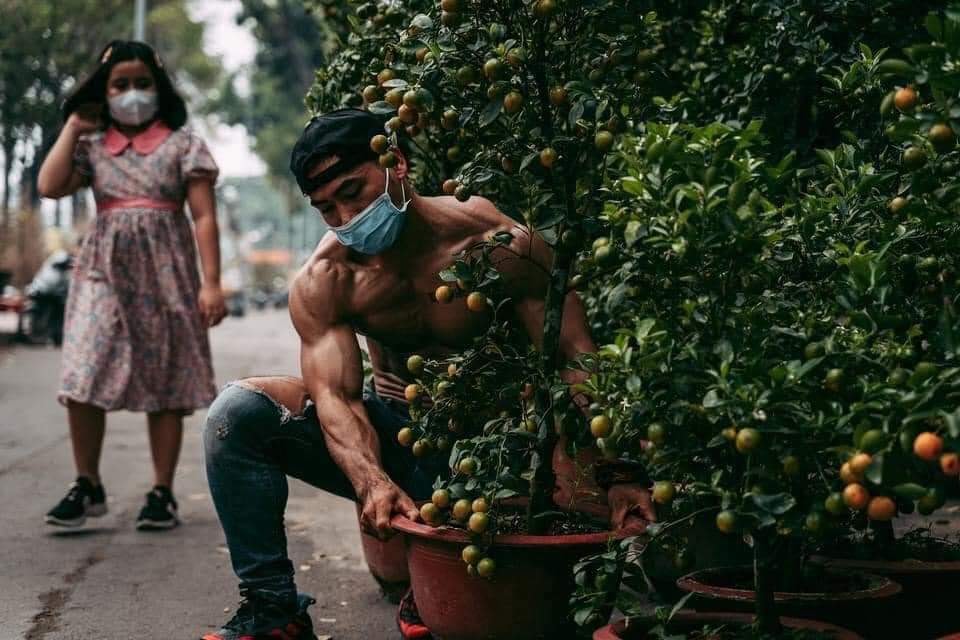 Sau soái ca bán dưa hấu, đến lượt hot boy 8 múi đi bán quất khiến dân tình điên đảo - Ảnh 5