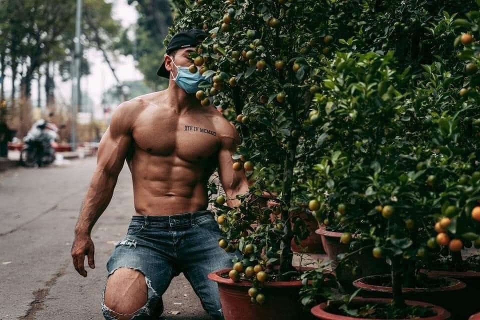 Sau soái ca bán dưa hấu, đến lượt hot boy 8 múi đi bán quất khiến dân tình điên đảo - Ảnh 6
