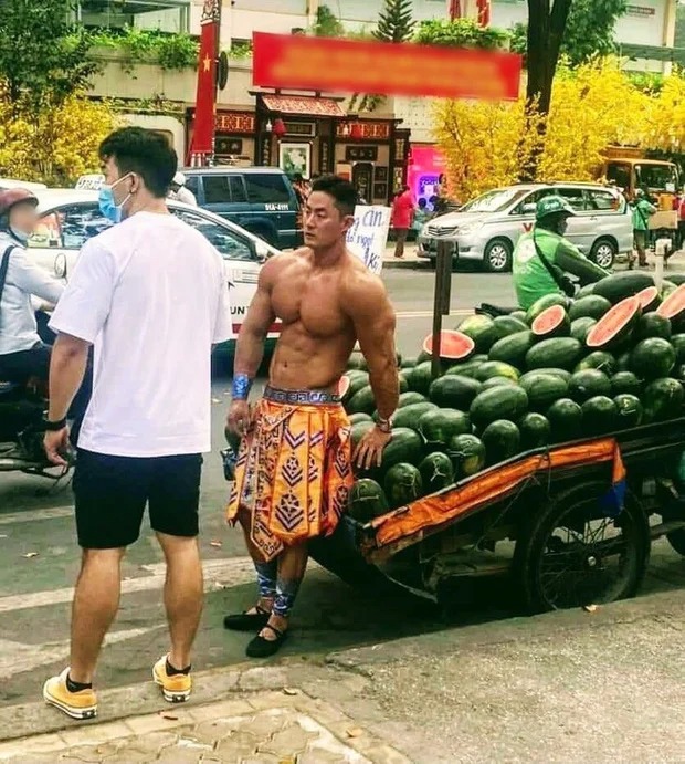 Sau soái ca bán dưa hấu, đến lượt hot boy 8 múi đi bán quất khiến dân tình điên đảo - Ảnh 1 Sau soái ca bán dưa hấu, đến lượt hot boy 8 múi đi bán quất khiến dân tình điên đảo - Ảnh 1