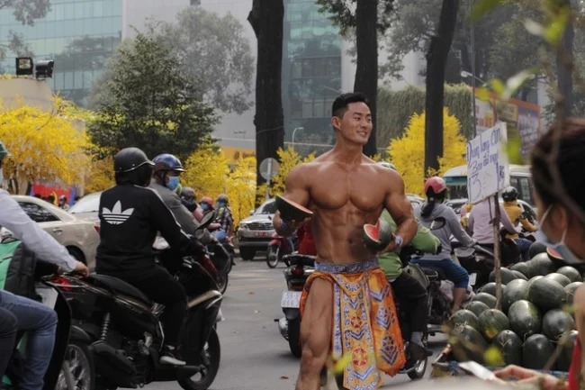 Sau soái ca bán dưa hấu, đến lượt hot boy 8 múi đi bán quất khiến dân tình điên đảo - Ảnh 2 Sau soái ca bán dưa hấu, đến lượt hot boy 8 múi đi bán quất khiến dân tình điên đảo - Ảnh 2