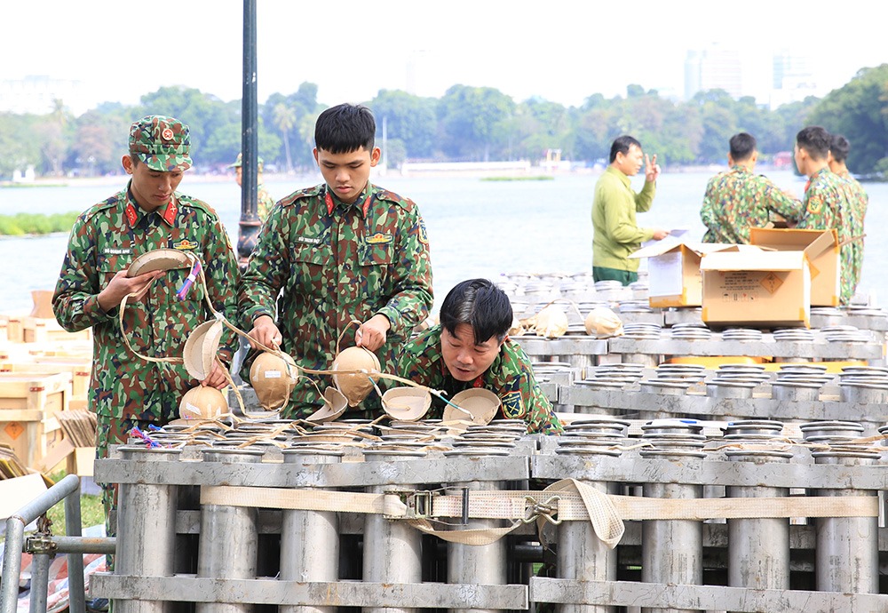 Các chiến sĩ chuẩn bị trận địa pháo hoa tại Công viên Thống Nhất đợt Tết Dương lịch 2021. Ảnh: Internet