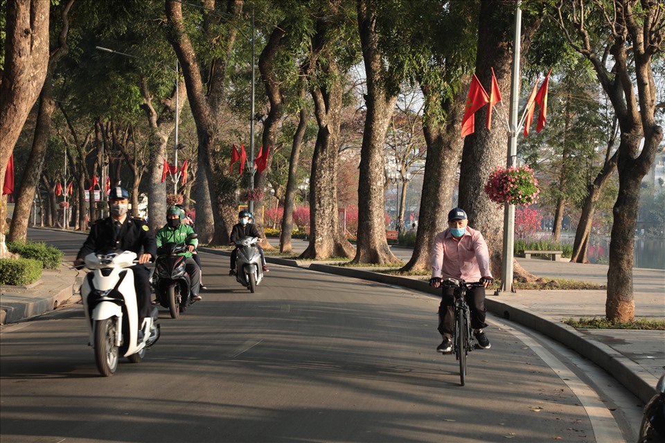 Buổi sáng cuối cùng của năm Canh Tý, người dân Hà Nội được hưởng tiết trời nắng ấm. Đường phố cũng đã thưa thớt người qua lại hơn rất nhiều. Ảnh: Internet
