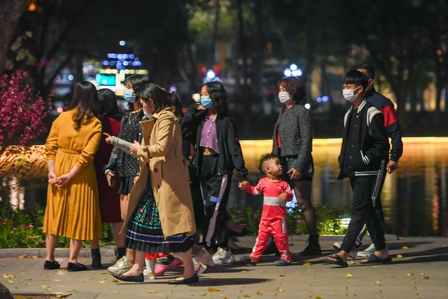 Tại Hà Nội, nhiều gia đình vẫn lựa chọn Hồ Hoàn Kiếm để làm địa điểm đón Giao thừa dù năm nay bờ Hồ không tổ chức bắn pháo hoa. Ảnh: Dân Trí