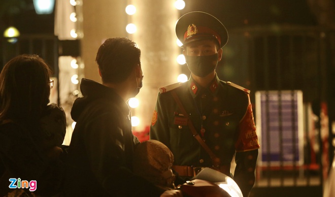 Xung quanh công viên Thống Nhất, lực lượng an ninh đã có mặt. Đây là địa điểm duy nhất tổ chức bắn pháo hoa nhưng người dân không thể theo dõi trực tiếp. Ảnh: Zing