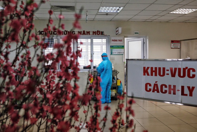 Các bác sĩ ở Bệnh viện Nhiệt đới vẫn đang hối hả với guồng quay công việc. Y bác sĩ trực tiếp tục cần mẫn làm việc, điều trị các bệnh nhân mắc Covid-19 và chăm sóc những người đã âm tính, các bệnh nhân ở các khoa bệnh nhiệt đới khác. Ảnh: Dân Trí