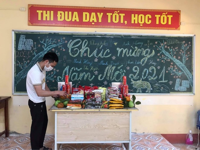 Phòng cách ly ở Trung tâm giáo dục thường xuyên TP Chí Linh cũng đã bày bánh kẹo, bánh chưng để mọi người cùng đón năm mới. Ảnh: VNE