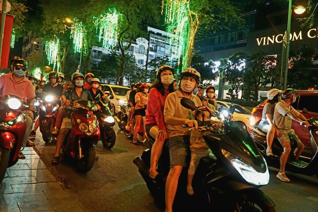 Dòng người đổ về đường Đồng Khởi bắt đầu đông dần. Người dân TP HCM đón giao thừa đầy khác lạ với nhiều khu vực vẫn đang được cách ly, phong tỏa. Ảnh: VNE