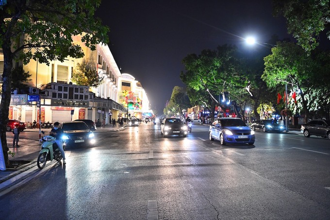 Đường phố Hà Nội vắng lặng trong thời điểm trước giao thừa 3 tiếng. Năm nay do dịch Covid-19, người dân thủ đô chỉ được thưởng thức màn pháo hoa chào năm mới ở một địa điểm duy nhất. Ảnh: Dân Trí