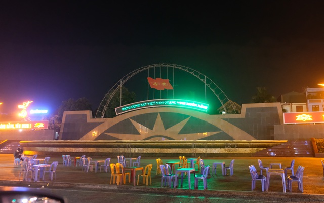 Một số các địa điểm của TP Thanh Hóa như Quảng trường Lam Sơn, tượng đài Lê Lợi… thưa thớt người đến. Ảnh: Dân Trí